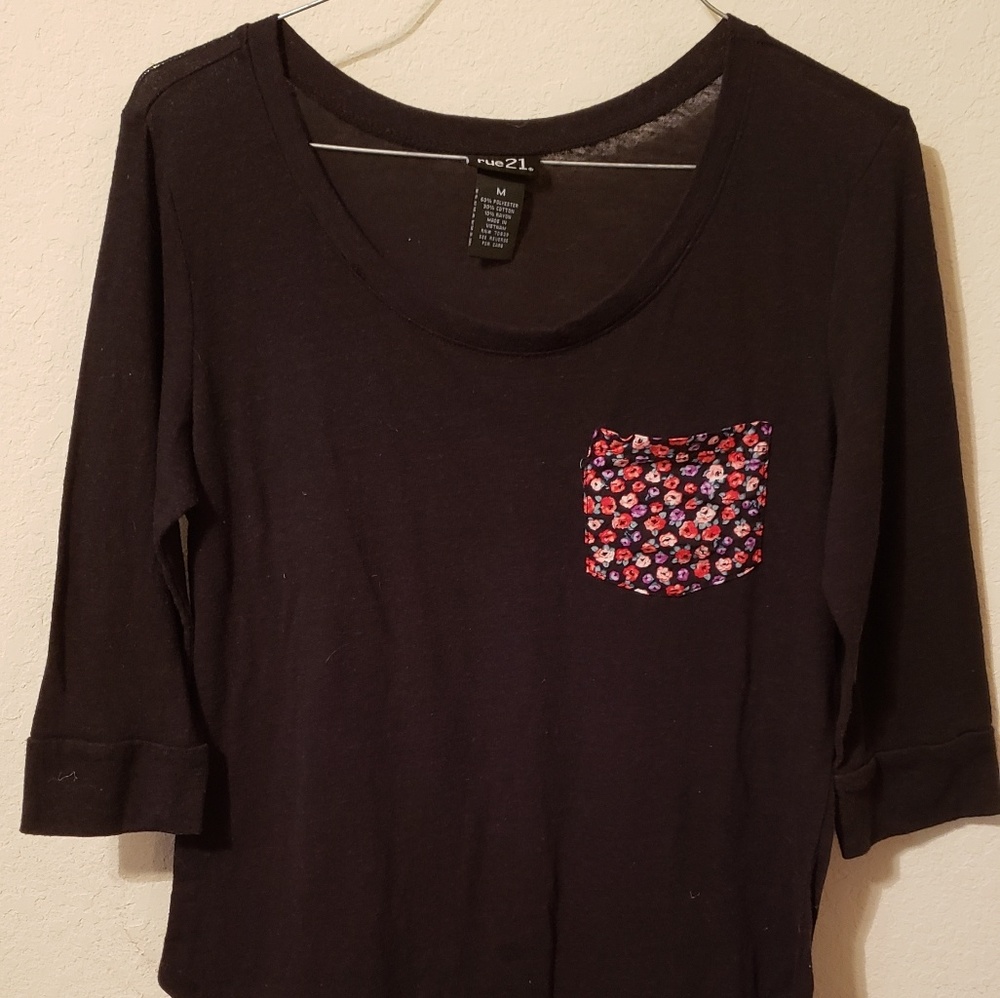 ✨3/10 Black Rue 21 Top with Floral Print Pocket